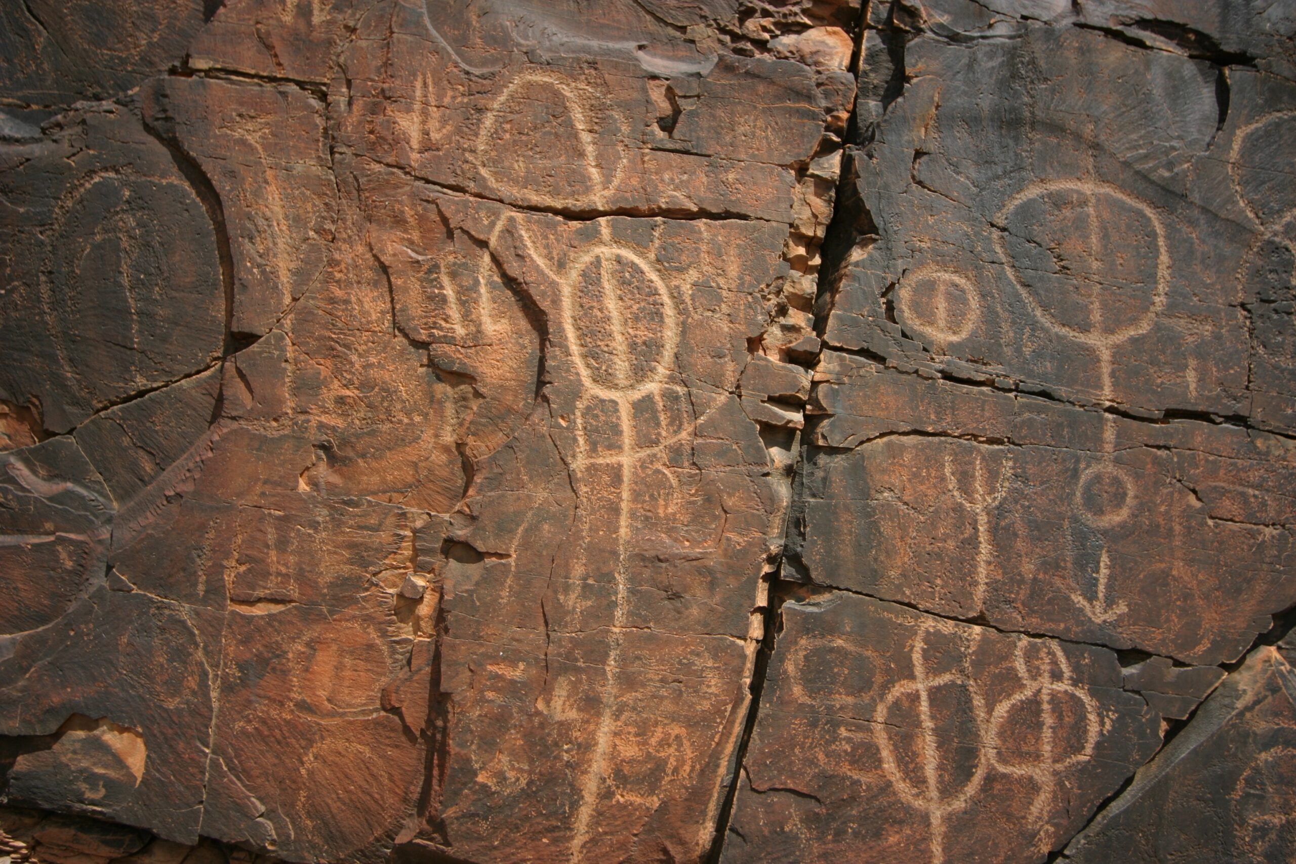 Aboriginal rock engravings on a boulder in the Flinders Ranges