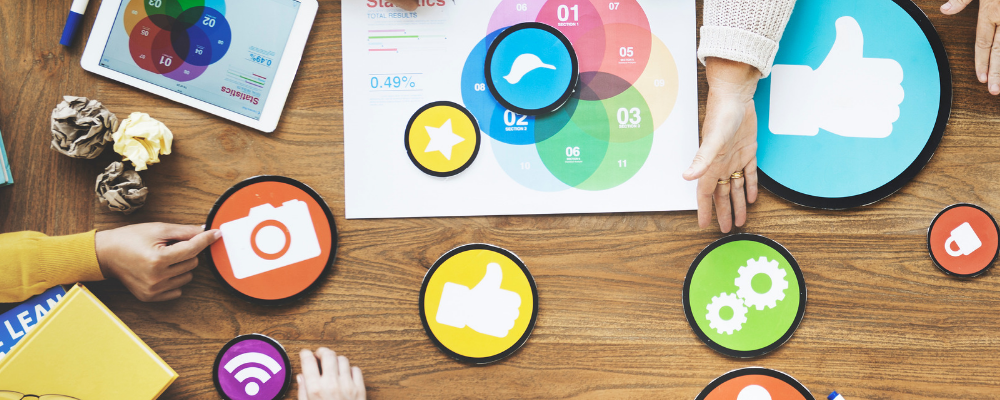 Cover image for the article: 12 Advantages of Using Social Media